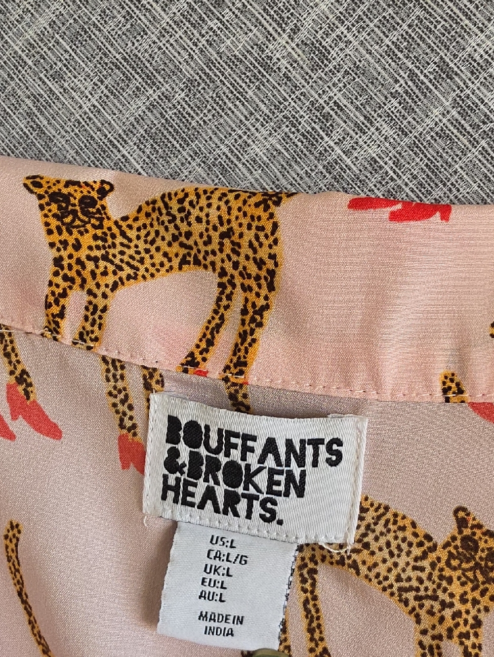 Bouffants & Broken Hearts Leopard Heels Pink Pajama Top Button Down Size Large - Picture 5 of 9